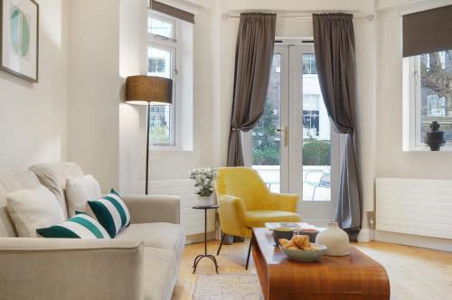 HR2 - Charming 1-Bed near Holland Park - by Short Stories London, London (photo 11)
