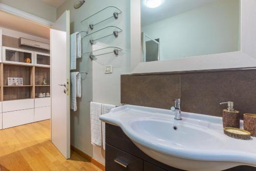 One-Bedroom Apartment image 1