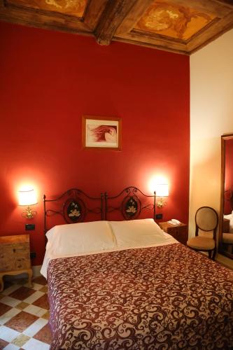 Standard Twin Room image 8