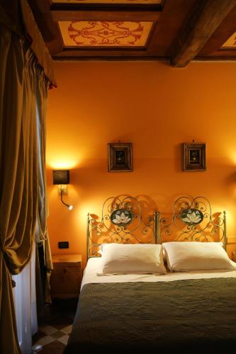 Standard Twin Room image 7