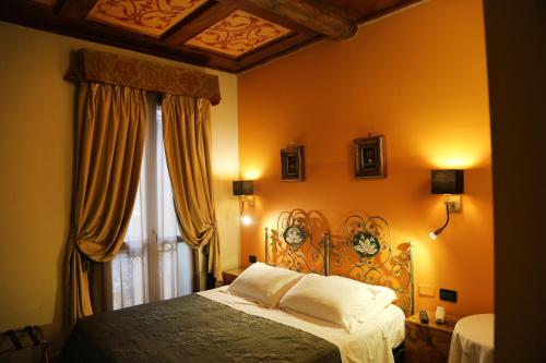 Standard Twin Room image 6