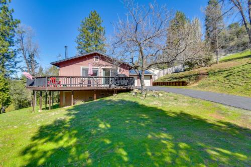 Near Hiking and Fishing Tuolumne Cabin with Deck