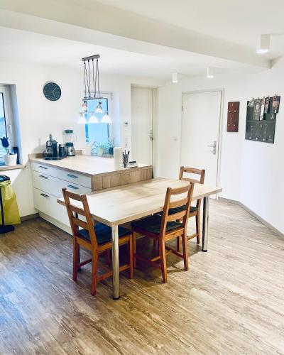 Moderne Wohnung mit großer Küche und Bad