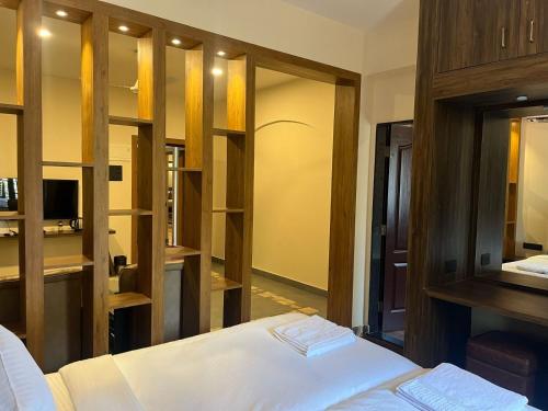 Hotel Lotus – Candolim Beach, KY