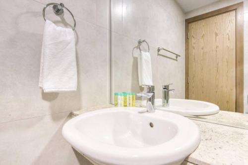 Serene 2 Bedrooms Apartment - image 6