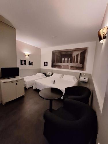 1 queen bed, 1 twin bed