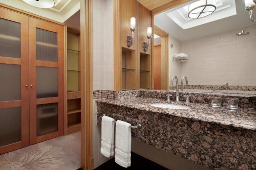 Deluxe King Room with City View image 7