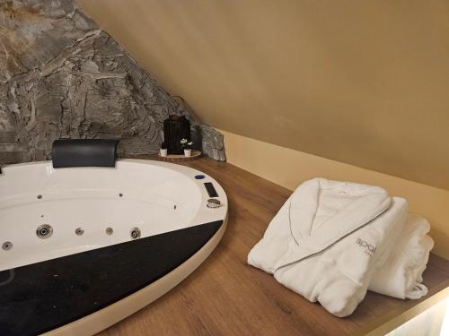 Bathroom, Le Chalet, Escapade Spa & Jacuzzi Prive proche Lille in Salome (Nord-Pas-de-Calais)