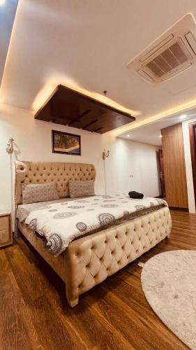 Gold Crest Luxuries APT with high end Amenities & Mall - image 3