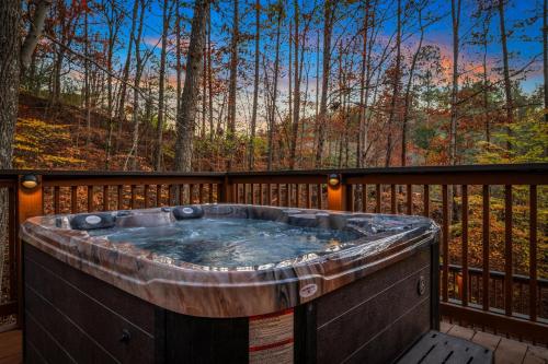 Privacy Fire Pit Game Room Hot Tub WiFi