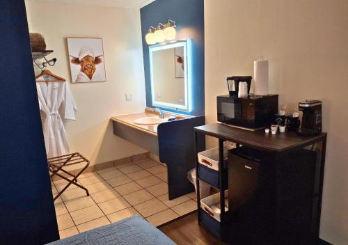 Shady Acre Inn and Suites - 화장실
