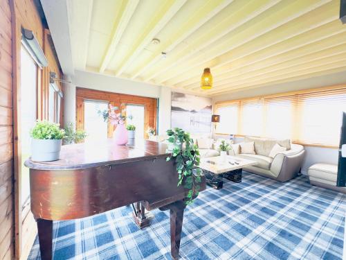 Top Floor Apartment with Castle Views in Slateford