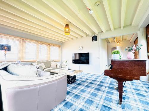 Top Floor Apartment with Castle Views in Slateford