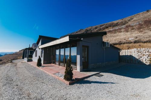 Buitenkant, Magia Muntelui in Valea Manastirii