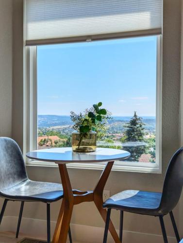 4BR-Sleeps 10-Hot Tub-Air Hockey-Gorgeous Views