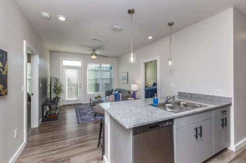 Stylish & Spacious Stay Near The Banks in CUF