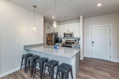 Stylish & Spacious Stay Near The Banks in CUF
