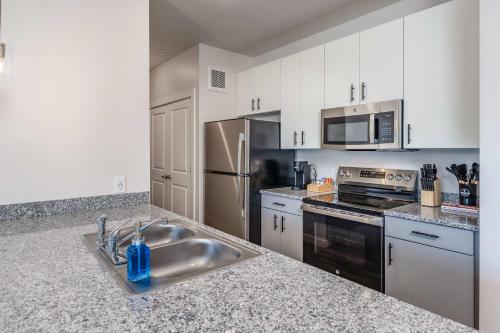 Stylish & Spacious Stay Near The Banks in CUF