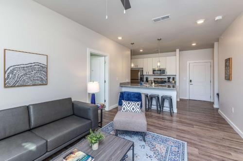 Modern Stay Close to Dining & Entertainment in CUF