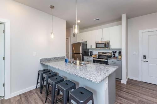 Modern Stay Close to Dining & Entertainment in CUF