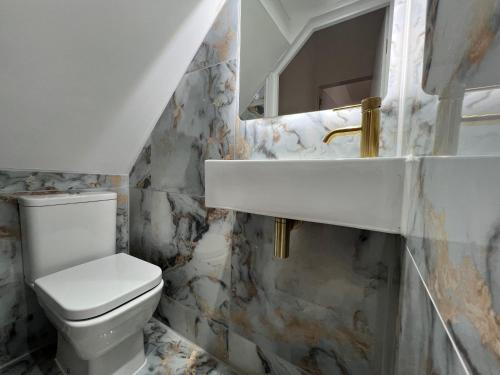Liverpool Coco House - 3 Bedrooms, Liverpool (photo 5)