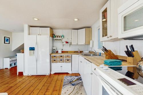 A Chatham Pearl on Oyster River A Chatham Pearl on Oyster River