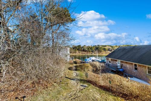 A Chatham Pearl on Oyster River A Chatham Pearl on Oyster River