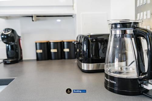 Spacious 2 Bedroom Apt By LS2G Short Lets & Serviced Accommodation Greater London With Free WIFI, Londýn (fotografie 9)