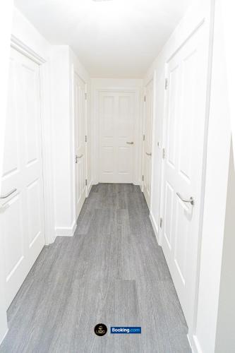 Spacious 2 Bedroom Apt By LS2G Short Lets & Serviced Accommodation Greater London With Free WIFI, Londýn (fotografie 10)