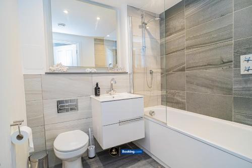 Spacious 2 Bedroom Apt By LS2G Short Lets & Serviced Accommodation Greater London With Free WIFI, Londýn (fotografie 4)