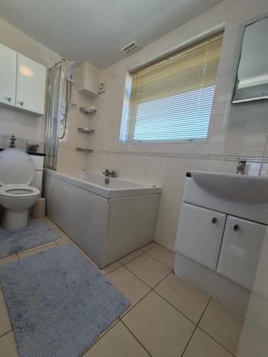 Fürdőszoba, Three bedroom house with a garden in Redhill West