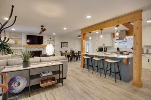 Sunny and Chic Retreat with Spacious Yard and Patio! in Bentonville, USA
