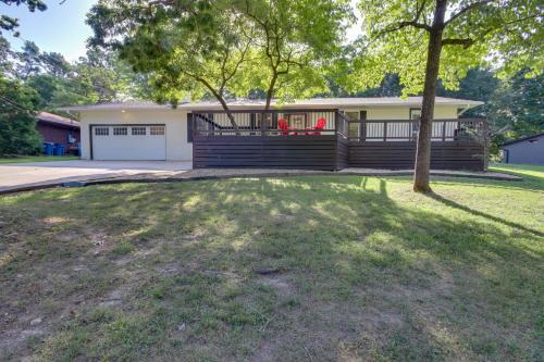 Sunny and Chic Retreat with Spacious Yard and Patio! in Bentonville, USA