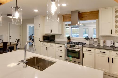 Sunny and Chic Retreat with Spacious Yard and Patio! in Bentonville, USA