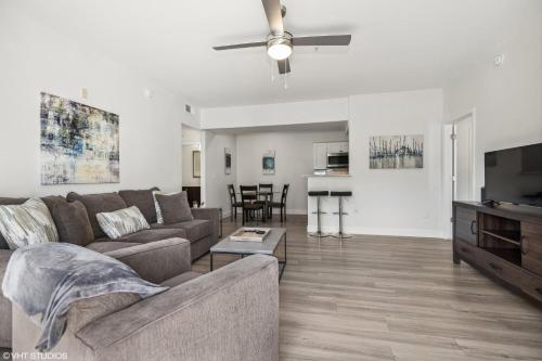 Pure Suites Glendale Furnished Two Bed Pool Gym thumb 3