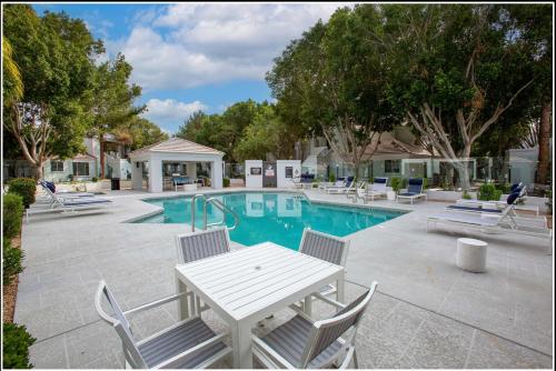 Pure Suites Glendale Furnished Two Bed Pool Gym thumb 4