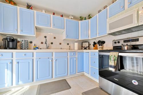 NEW! Cozy, Family-Friendly 4BR/2BA Home with Hot Tub + Pool Table in Colorado Springs, USA