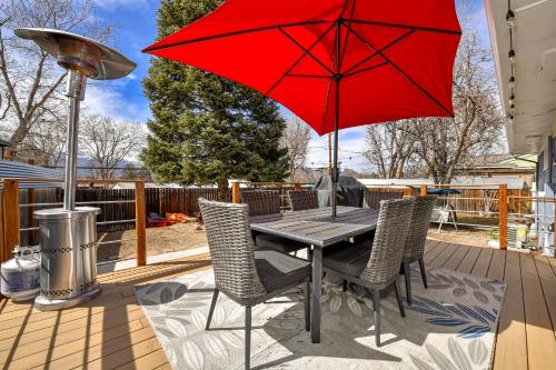 NEW! Cozy, Family-Friendly 4BR/2BA Home with Hot Tub + Pool Table in Colorado Springs, USA