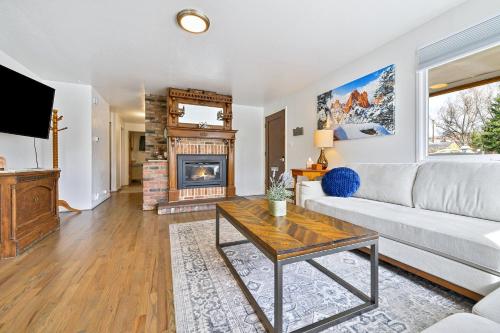 NEW! Cozy, Family-Friendly 4BR/2BA Home with Hot Tub + Pool Table in Colorado Springs, USA