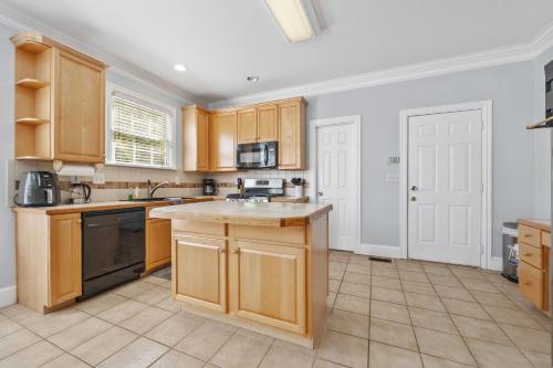 Kitchen, Family-friendly Ellenwood Home with Parking & Deck in Gresham Park