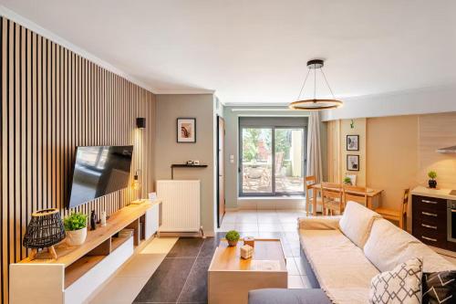 Fab Maisonette 100m2 - Private courtyard - JK 7towers -Old City Center – khách sạn tại Agios Pavlos