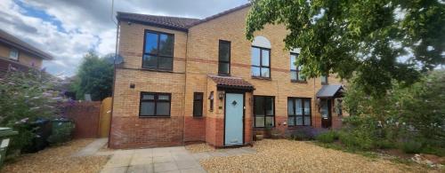 4 Bed 3 Bath Dryer Sky TV & Netflix Free Parking Rear Garden Prime Location
