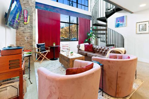 Theatre Retreat 2 Bedroom Loft - 1 Blk from Theatres near มหาวิหารเซนต์พอล