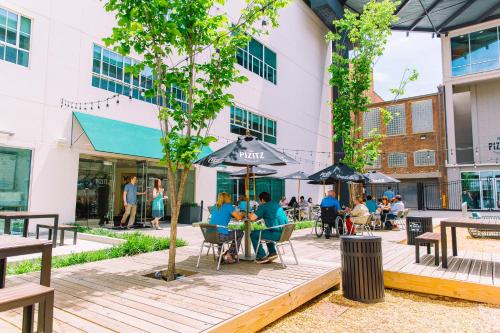 Theatre Retreat 2 Bedroom Loft - 1 Blk from Theatres near มหาวิหารเซนต์พอล