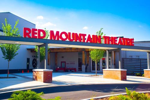 Theatre Retreat 2 Bedroom Loft - 1 Blk from Theatres near มหาวิหารเซนต์พอล