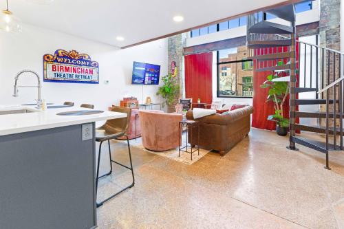 Theatre Retreat 2 Bedroom Loft - 1 Blk from Theatres near มหาวิหารเซนต์พอล