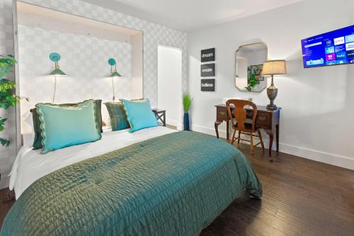 Theatre Retreat 2 Bedroom Loft - 1 Blk from Theatres near มหาวิหารเซนต์พอล