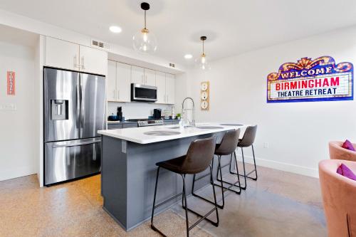 Theatre Retreat 2 Bedroom Loft - 1 Blk from Theatres near มหาวิหารเซนต์พอล