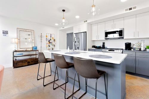 Theatre Retreat 2 Bedroom Loft - 1 Blk from Theatres near มหาวิหารเซนต์พอล