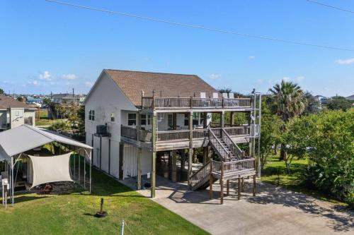 Central 2BR 2BA Easy Beach Access Sleeps 10